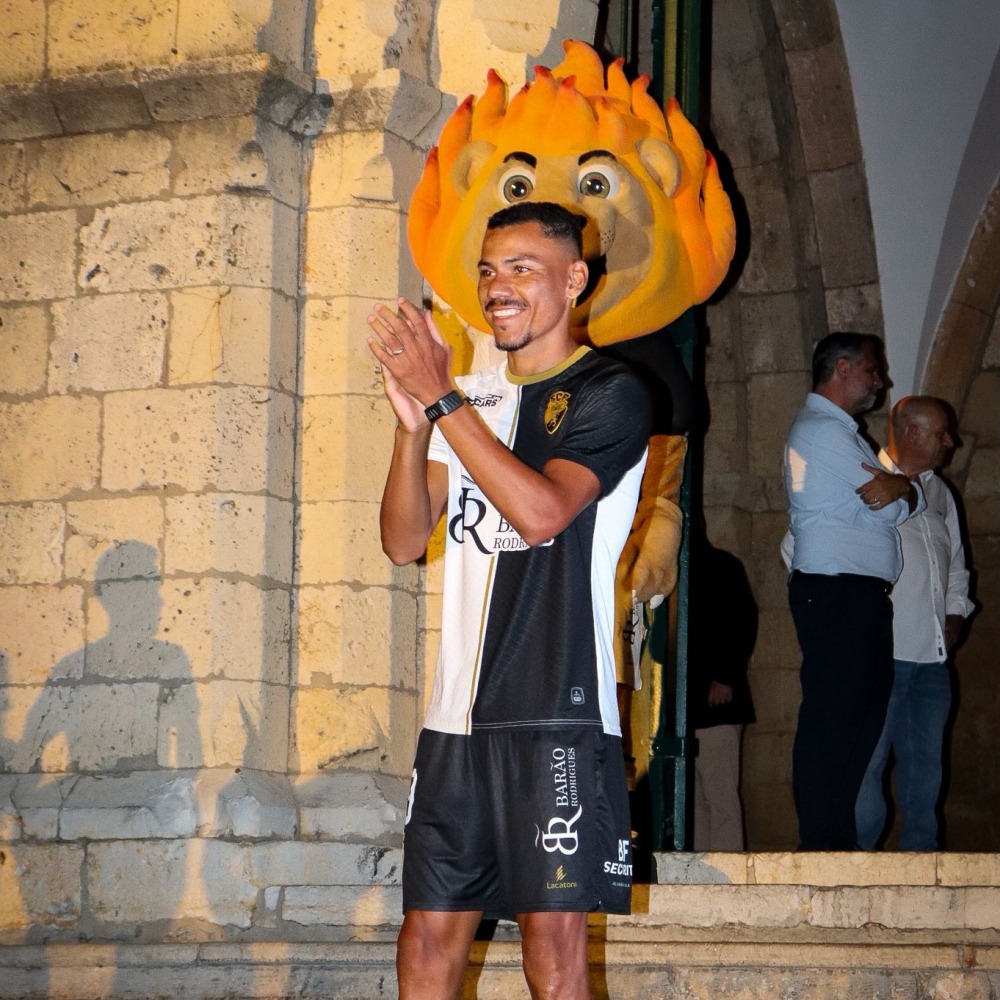 Falcão renova contrato.